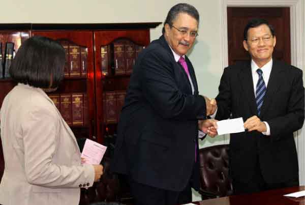 Taiwanese Ambassador to Saint Lucia, James Chang, presents a cheque for US$438,198 (EC$1, 177, 165) to Prime Minister Dr. Kenny Anthony. 