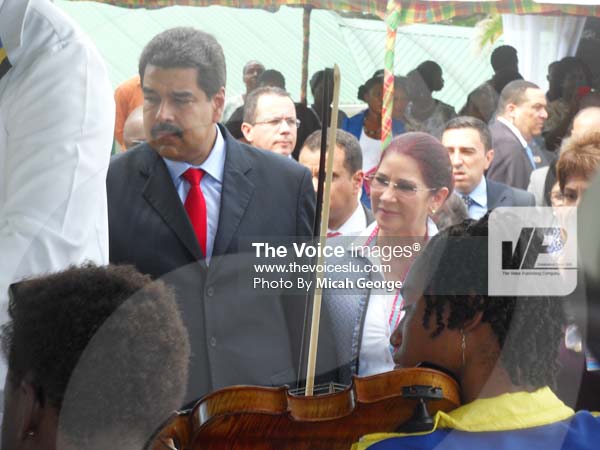Image of Maduro meeting NICE employees who welcomed him at the Prime Minister’s official residence Saturday.