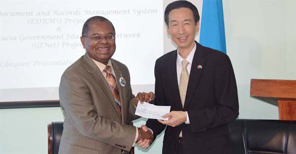 Image: Dr. Flecther receives the Taiwanese Grant