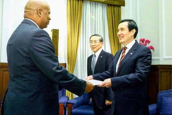 Image: Emmanuel meets President Ma.