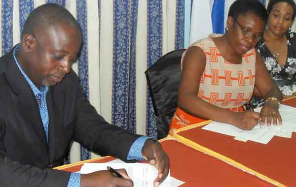 Image: The MOU being signed by Paul Waithe and Jacqueline Emmanuel-Flood.