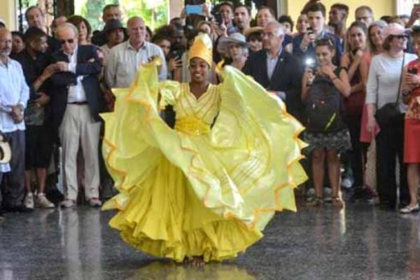 Image: A Cuban dancer welcomes the U.S. party.... [PHOTO: Yander Zamora]