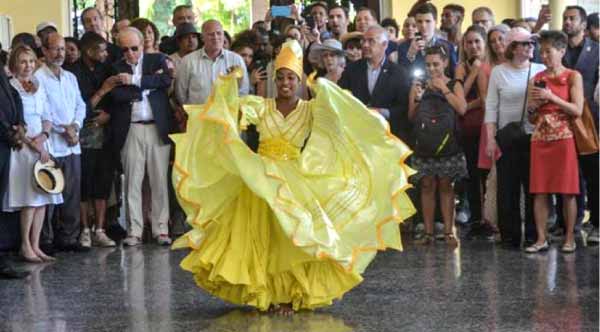Image: A Cuban dancer welcomes the U.S. party.... [PHOTO: Yander Zamora]