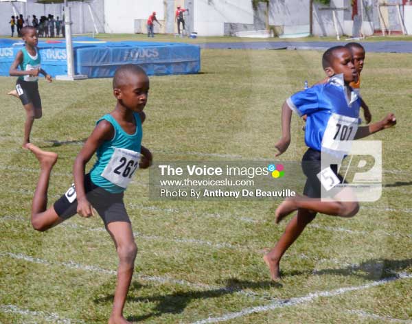 Boy 150 metre runners in epic finish. [PHOTO: Anthony De Beauville]