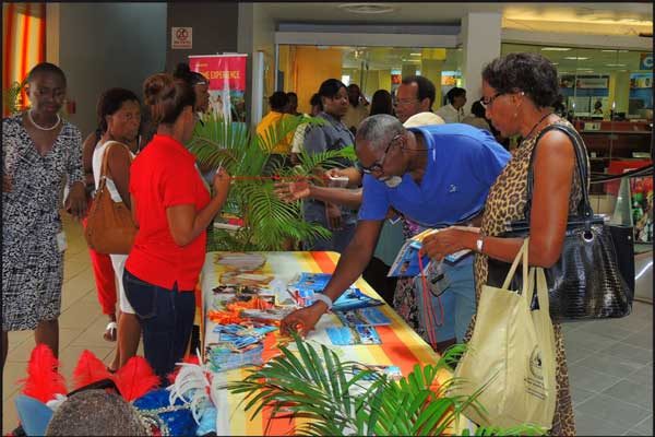 img: Patrons at T&T showcase