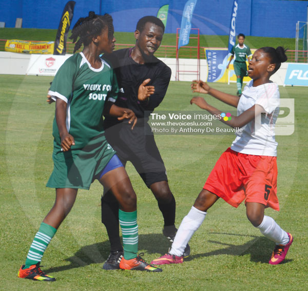 IMG: Head flare up on the square as the referee tries to calm things down between Soufriere and Vieux Fort South. (Photo Anthony De Beauville)