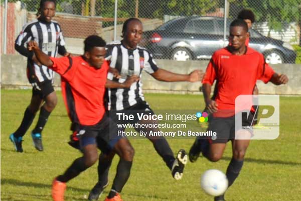 Image: VSADC continue their dominance in midfield against OBLA Fashion. (Photo: Anthony De Beauville)