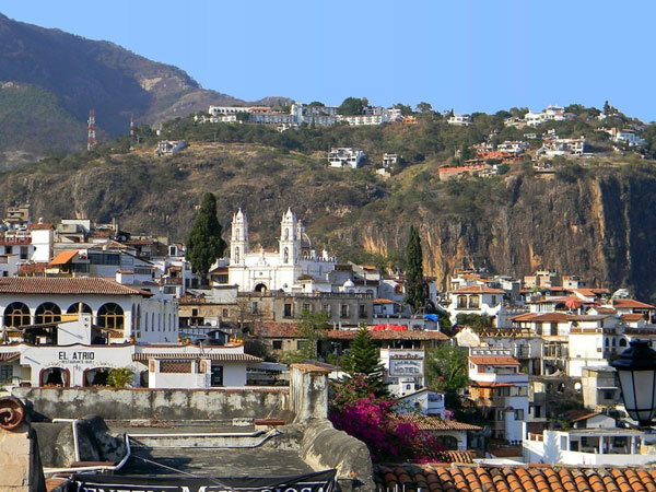 img: Taxco an administrative center in Mexico where silverwork and tourism related to Taxco’s-status as a silver town is the mainstay of the economy