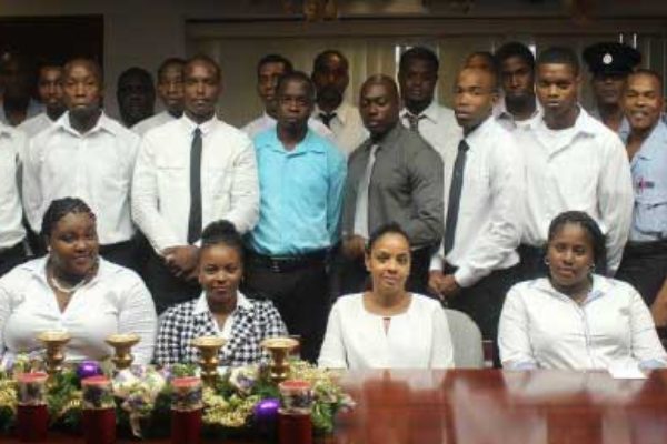 Image: The recruits with police and SLASPA officials