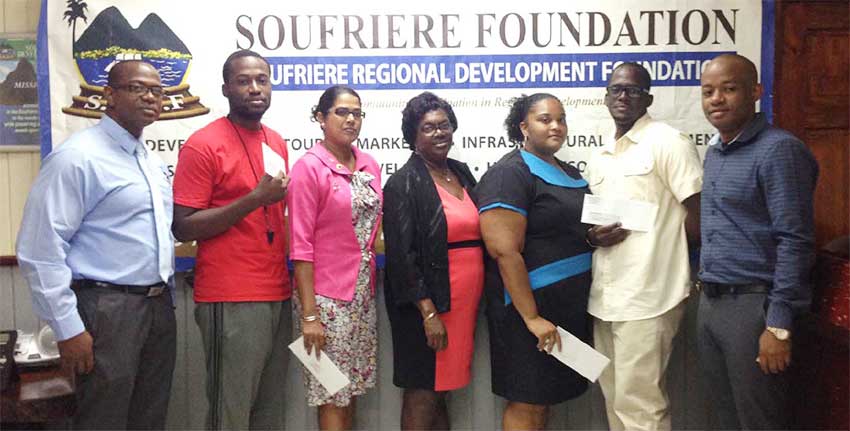 Image: Teachers receiving cheques from SRDF.