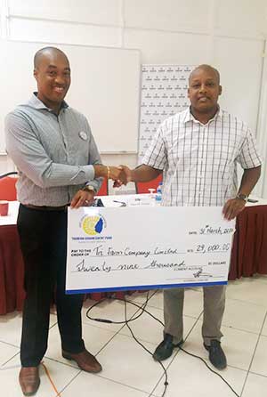 Image: Destang hands over cheque to Francis