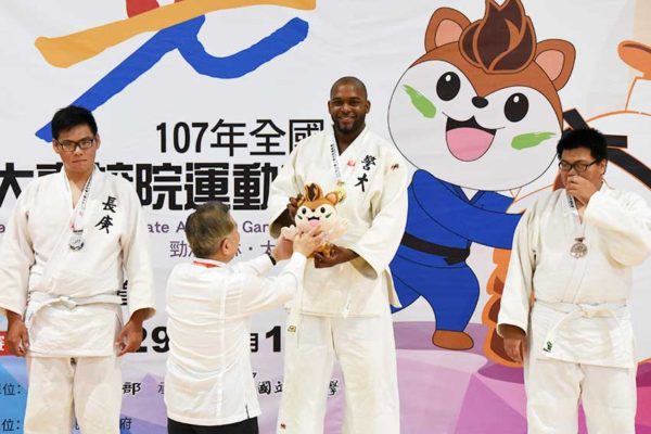Image of Montelle Felix receiving his gold medal at the games