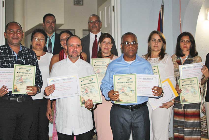 Image of the seven specialists and other Cuban officials.