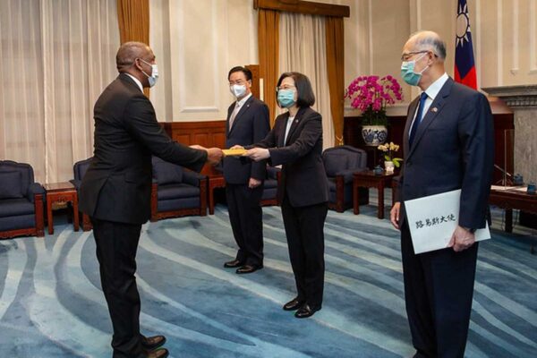Saint Lucia’s Ambassador Dr. Robert Lewis Presents Credentials to President Tsai Ing-wen of Taiwan