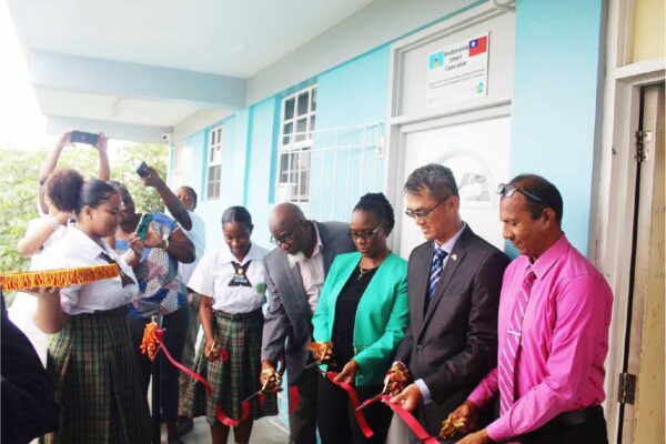 Ambassador Chen joins Hon. Minister Dr. Virginia Albert-Poyotte, Principal Terrence Fernelon, District Education Officer Cyrus Cepal and students at the ribbon-cutting ceremony for the new multimedia smart classroom.