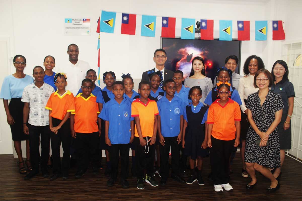 Ambassador Peter Chia-yen Chen and Mrs. Chen with Hon. Wayne Girard, Member of Parliament for Anse La Raye/Canaries; School Principal, Mrs. Flora Deterville; school teachers; Mrs. Joel Charles-Charlemagne, Education Officer for District Eight; other Taiwan Embassy and SALCC officials; and students at the official handover ceremony at Canaries Primary School. 