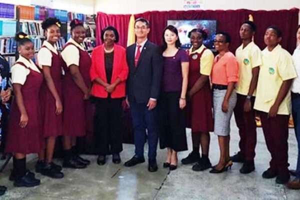 Ambassador Peter Chia-yen Chen and Mrs. Chen join Hon. Emma Hippolyte, Minister for Commerce, Manufacturing, Business Development Cooperatives and Consumer Affairs, Vice-Principal Chrisentia Combie, teachers and students of Soufriere Comprehensive Secondary School and others at the MoU signing ceremony.