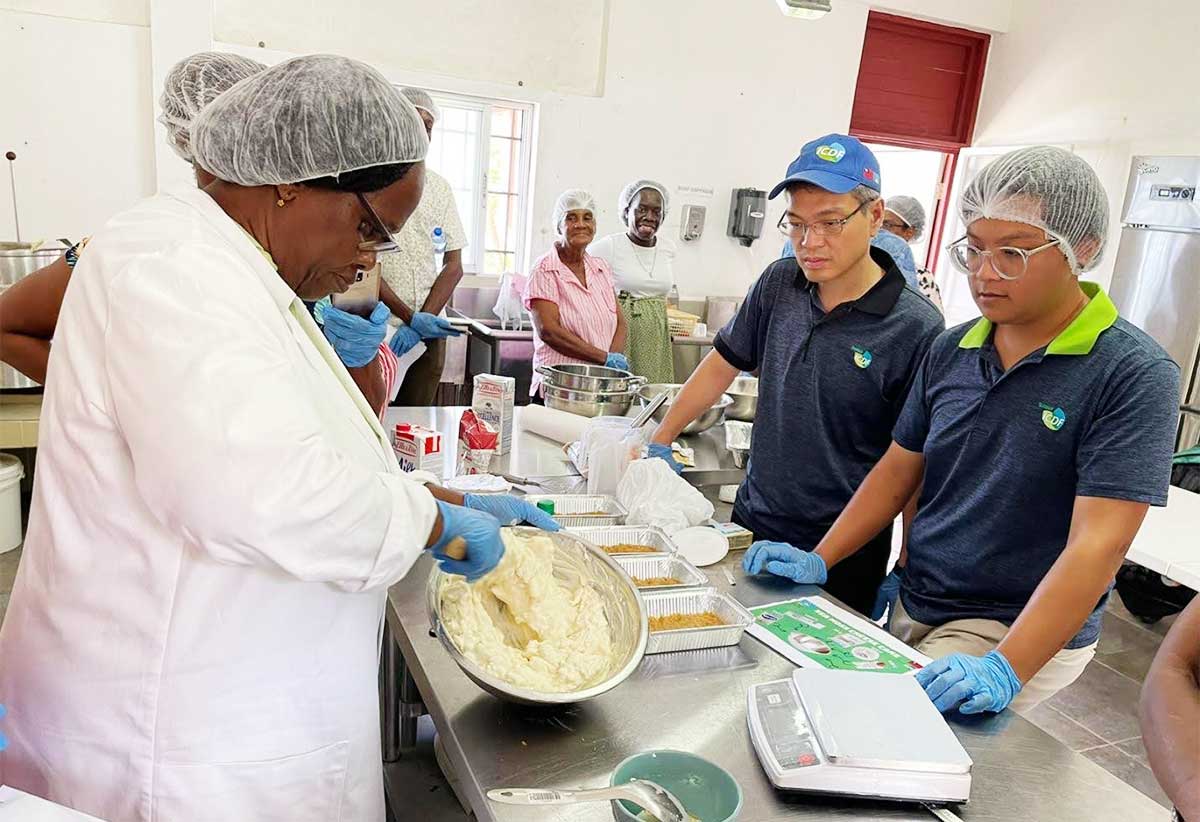 Members of the Micoud Women’s Cluster receiving tips from Mr. Hugo Lo, Agriculture Specialist at the Taiwan Technical Mission, and Mr. Patrick Lin from the Taiwan Technical Mission, on how to prepare vegan meals using sea moss at a workshop held on Thursday, June 20, 2024.