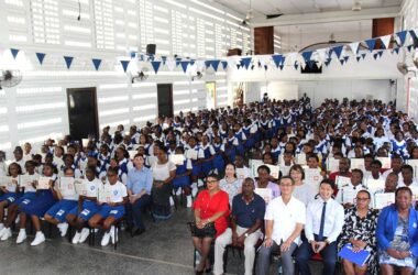 H.E. Peter Chia-Yen Chen, Taiwan’s Ambassador to Saint Lucia, joins Mrs. Rosaria Auguste, Principal of St. Joseph’s Convent, Mrs. Sharon Elizee, Vice Principal of St. Joseph’s Convent, Mr. Neil Fontenelle, Principal of St. Mary’s College, Dr. Kathy Depradine, Dean of Faculty of Humanities and Science at Sir Arthur Lewis Community College (SALCC), Mr. Daniel Lee, Chief of the Taiwan Technical Mission, Mrs. Selena Chang, Deputy Counselor at the Taiwan Embassy, Mr. Andres Chi, Mandarin teacher at the Taiwan Technical Mission, Ms. Nana Lin, Mandarin teacher at the Taiwan Technical Mission, and students from St. Joseph’s Convent, St. Mary’s College, SALCC, and others for a group photo at the certificate presentation ceremony at St. Joseph’s Covent on Friday morning, September 6, 2024.