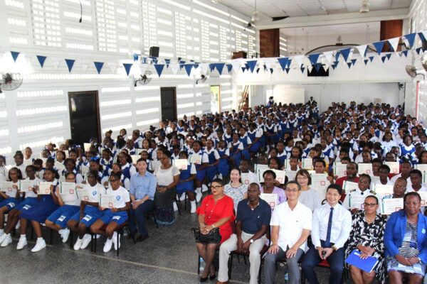 H.E. Peter Chia-Yen Chen, Taiwan’s Ambassador to Saint Lucia, joins Mrs. Rosaria Auguste, Principal of St. Joseph’s Convent, Mrs. Sharon Elizee, Vice Principal of St. Joseph’s Convent, Mr. Neil Fontenelle, Principal of St. Mary’s College, Dr. Kathy Depradine, Dean of Faculty of Humanities and Science at Sir Arthur Lewis Community College (SALCC), Mr. Daniel Lee, Chief of the Taiwan Technical Mission, Mrs. Selena Chang, Deputy Counselor at the Taiwan Embassy, Mr. Andres Chi, Mandarin teacher at the Taiwan Technical Mission, Ms. Nana Lin, Mandarin teacher at the Taiwan Technical Mission, and students from St. Joseph’s Convent, St. Mary’s College, SALCC, and others for a group photo at the certificate presentation ceremony at St. Joseph’s Covent on Friday morning, September 6, 2024.