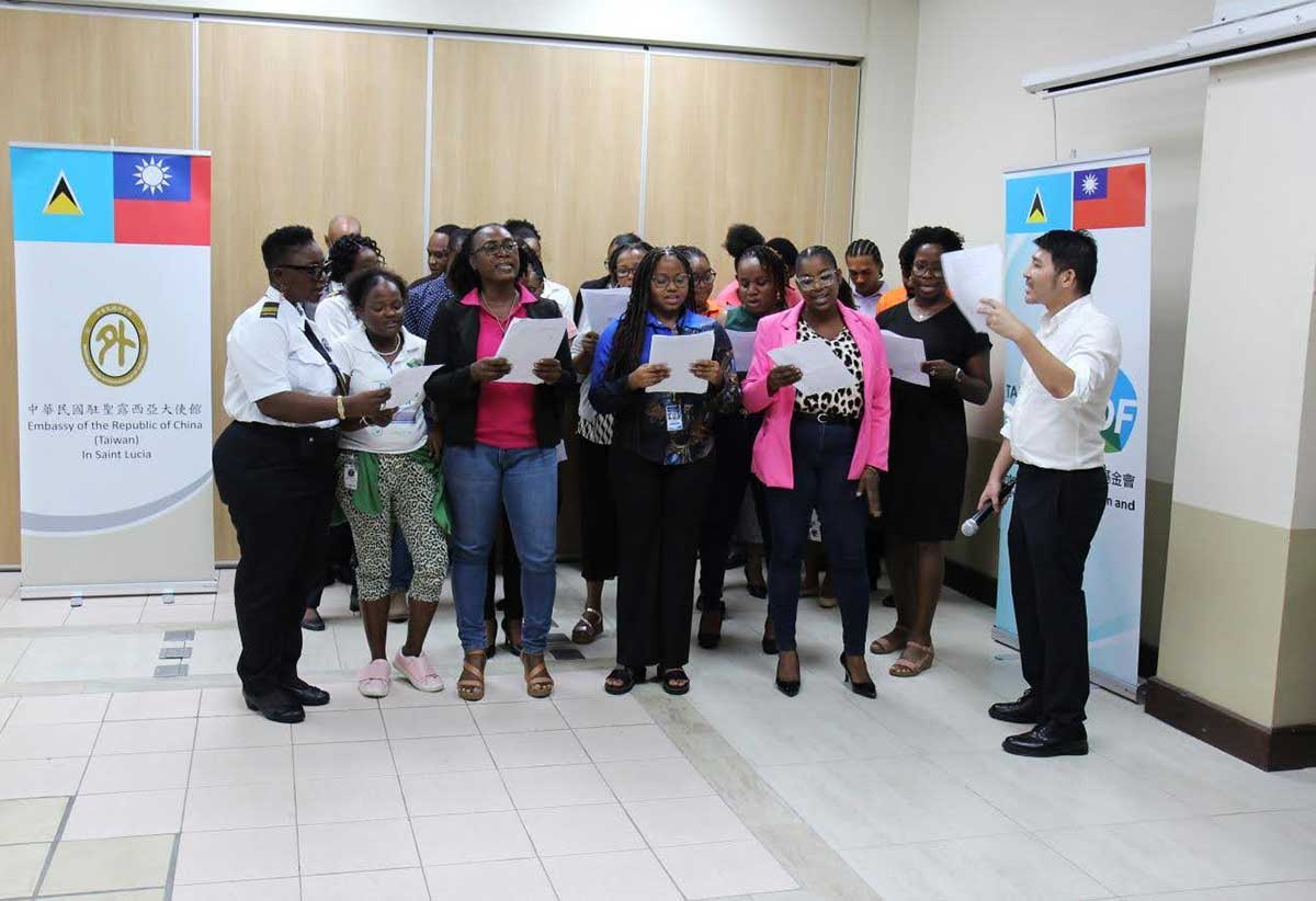  Mr. Andres Chi, Mandarin Teacher at the Taiwan Technical Mission, at far right, joins participants in performing a song in Mandarin at the certificate ceremony for the Basic Mandarin Course on Friday, October 4, 2024.