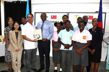 H.E. Peter Chia-Yen Chen, Taiwan’s Ambassador to Saint Lucia; Hon. Shawn Edward, Minister for Education, Sustainable Development, Innovation, Science, Technology and Vocational Training; Mrs. Ava Peter, Principal of Vieux Fort Comprehensive Secondary School; Ms. Beverly Dieudonne, Chief Education Officer; Mr. Steven Auguste, Education Officer for District 6; Mrs. Selena Chang, Deputy Counselor at the Taiwan Embassy; Mandarin teacher, Ms.Yuchin Peng; and students pose for a group photo at the handover ceremony on Thursday, November 7, 2024