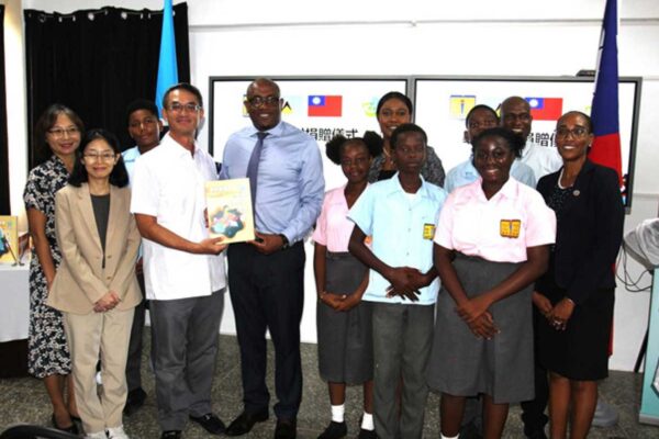 HE Peter Chia-Yen Chen, Ambassador of Taiwan to Saint Lucia; Hon. Shawn Edward, Minister of Education, Sustainable Development, Innovation, Science, Technology and Vocational Training; Mrs Ava Peter, Principal of Vieux Fort Comprehensive Secondary School; Mrs. Beverly Dieudonne, Chief Education Officer; Mr. Steven Auguste, Education Officer for District 6; Mrs. Selena Chang, Deputy Counselor at the Embassy of Taiwan; Mandarin teacher, Ms. Yuchin Peng; and students pose for a group photo at the handover ceremony on Thursday, November 7, 2024