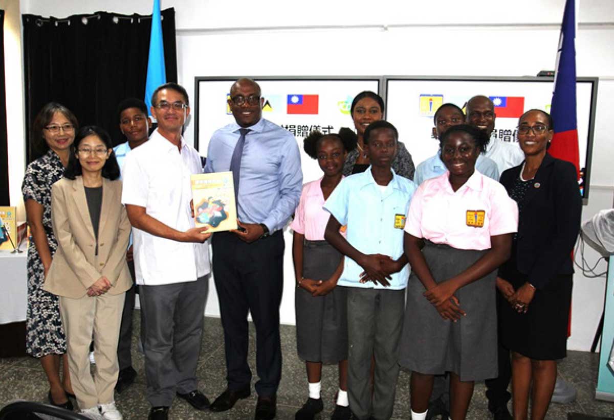 H.E. Peter Chia-Yen Chen, Taiwan’s Ambassador to Saint Lucia; Hon. Shawn Edward, Minister for Education, Sustainable Development, Innovation, Science, Technology and Vocational Training; Mrs. Ava Peter, Principal of Vieux Fort Comprehensive Secondary School; Ms. Beverly Dieudonne, Chief Education Officer; Mr. Steven Auguste, Education Officer for District 6; Mrs. Selena Chang, Deputy Counselor at the Taiwan Embassy; Mandarin teacher, Ms.Yuchin Peng; and students pose for a group photo at the handover ceremony on Thursday, November 7, 2024