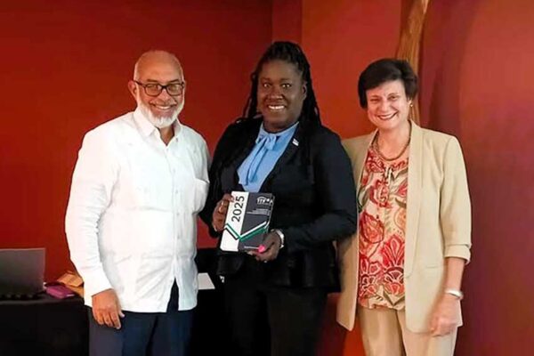 SLTA’s Scyla Murray accepts ITF Development Award from ITF officials (Photo credit: SLTA)