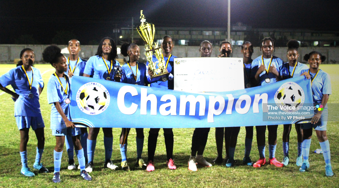 Canaries players, technical unit and supporters celebrate triumphantly (VP Photo)