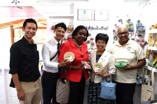 Hon. Emma Hippolyte, Minister for Commerce and H.E. Nicole Su, Taiwan’s Ambassador to Saint Lucia met with Noella Alexander, member of Anse Kawet Crafters, in the Morne Coubaril Historical Park Gift Shop. (Photo credit: Taiwan Technical Mission)