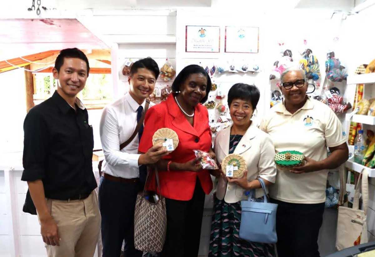 Hon. Emma Hippolyte, Minister for Commerce and H.E. Nicole Su, Taiwan’s Ambassador to Saint Lucia met with Noella Alexander, member of Anse Kawet Crafters, in the Morne Coubaril Historical Park Gift Shop. (Photo credit: Taiwan Technical Mission)