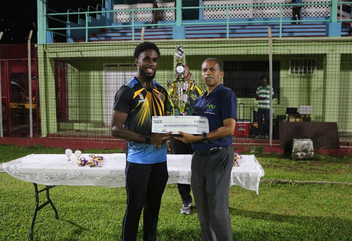 Bexon Oval SS collects championship trophy and prize [photo credit :SCCA]