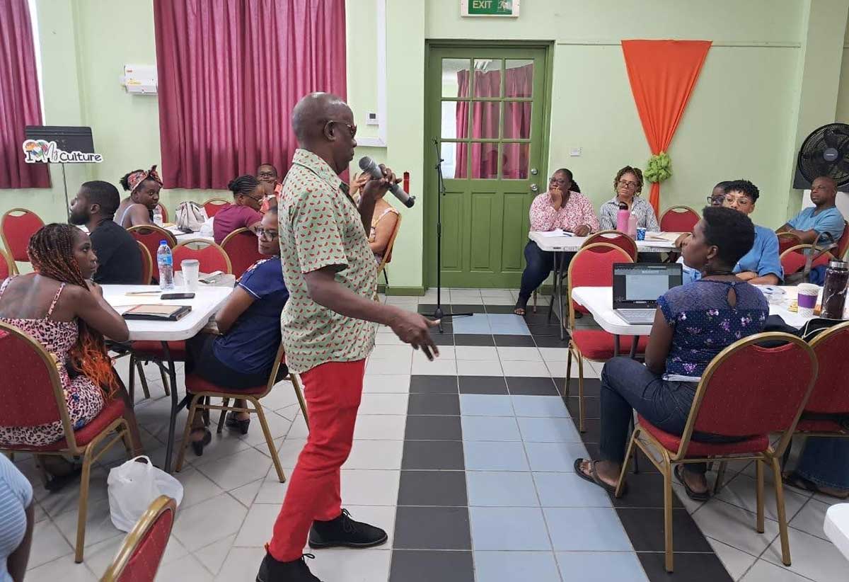 MC Gilroy “Ezi” Hall tutors participants on emceeing skills [Photo credit :CDF]