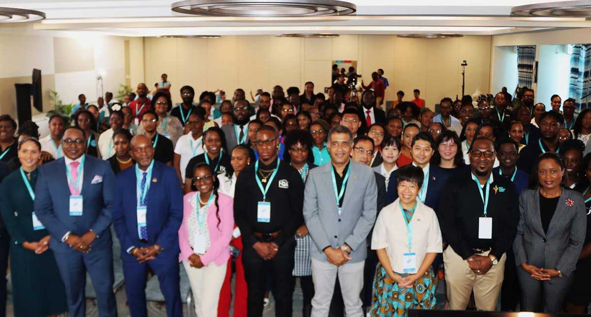 H.E. Nicole Su, Taiwan’s Ambassador to Saint Lucia, joins Mrs. Sophia Alfay-Henry, Permanent Secretary in the Ministry of Commerce, Mr. Thomas Leonce, Chairman of the Board of Directors of the Youth Economy Agency, and other attendees at this year’s YEA Youth Investment Forum for a group photo.