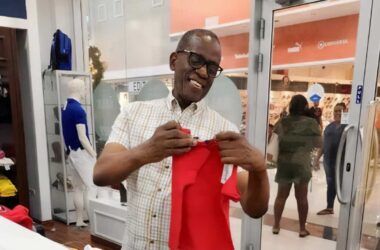 PM Pierre participates in the shopping spree [Photo credit : OPM]
