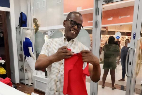PM Pierre participates in the shopping spree [Photo credit : OPM]