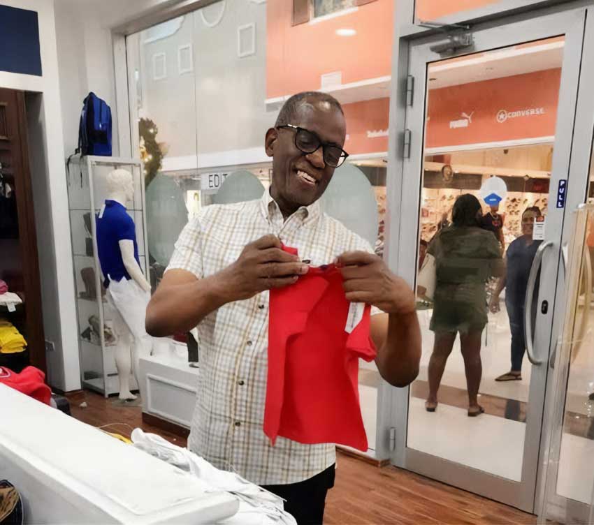 PM Pierre participates in the shopping spree [Photo credit : OPM] 