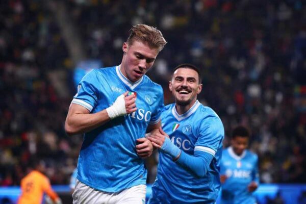 Rasmus Hojlund celebrates a goal [Photo credit :© Guglielmo Mangiapane (REUTERS)]