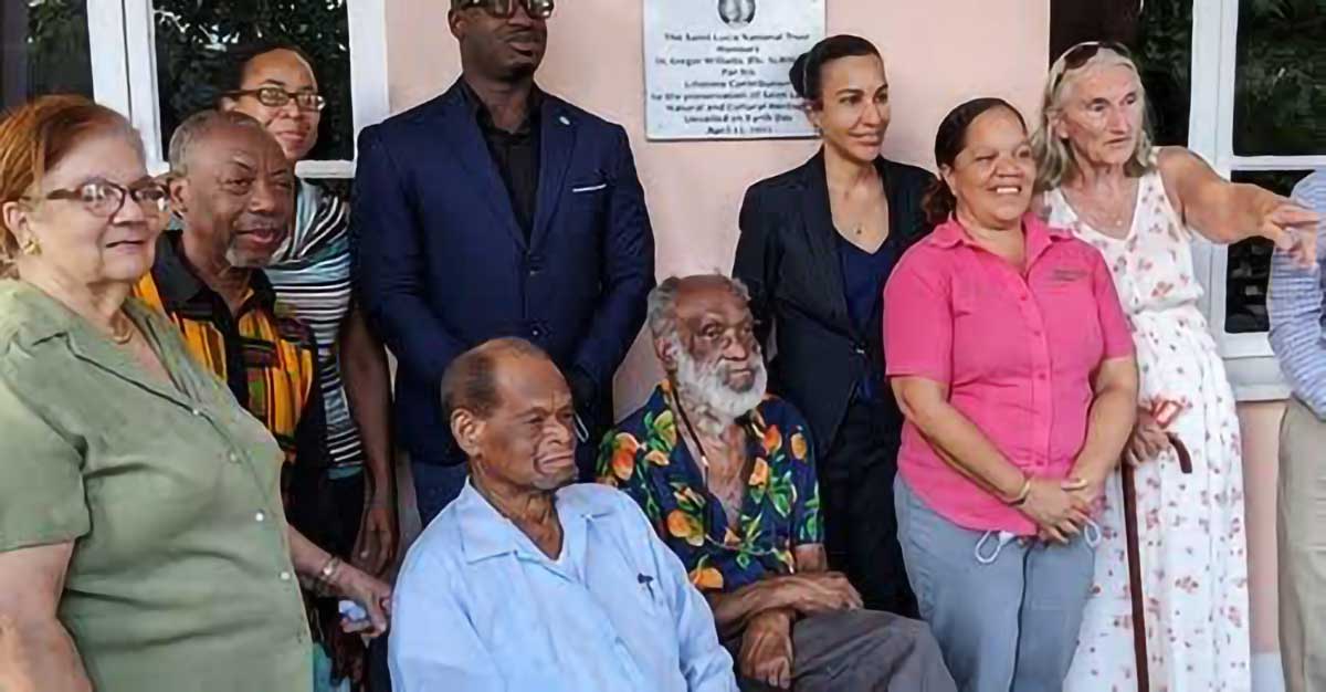 SLNT honours Sir Julian Hunte (left ) and Dr Gregor Williams (right) [Photo credit: SLNT] 