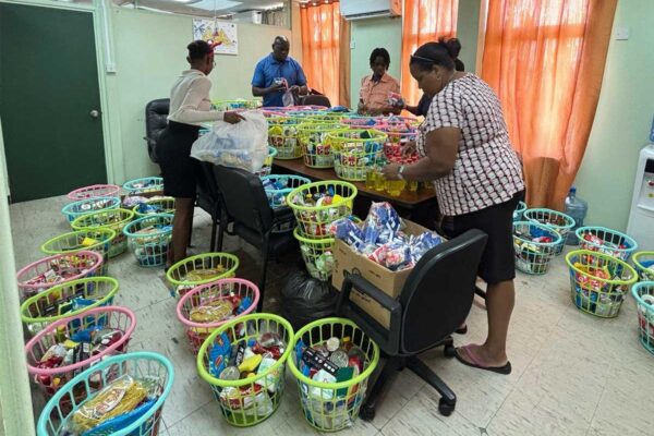 Ministry of Equity staffers prepare hamper baskets for delivery [Photo credit : GOSL]