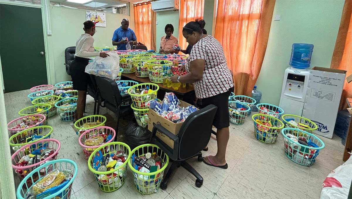 Ministry of Equity staffers prepare hamper baskets for delivery [Photo credit : GOSL]
