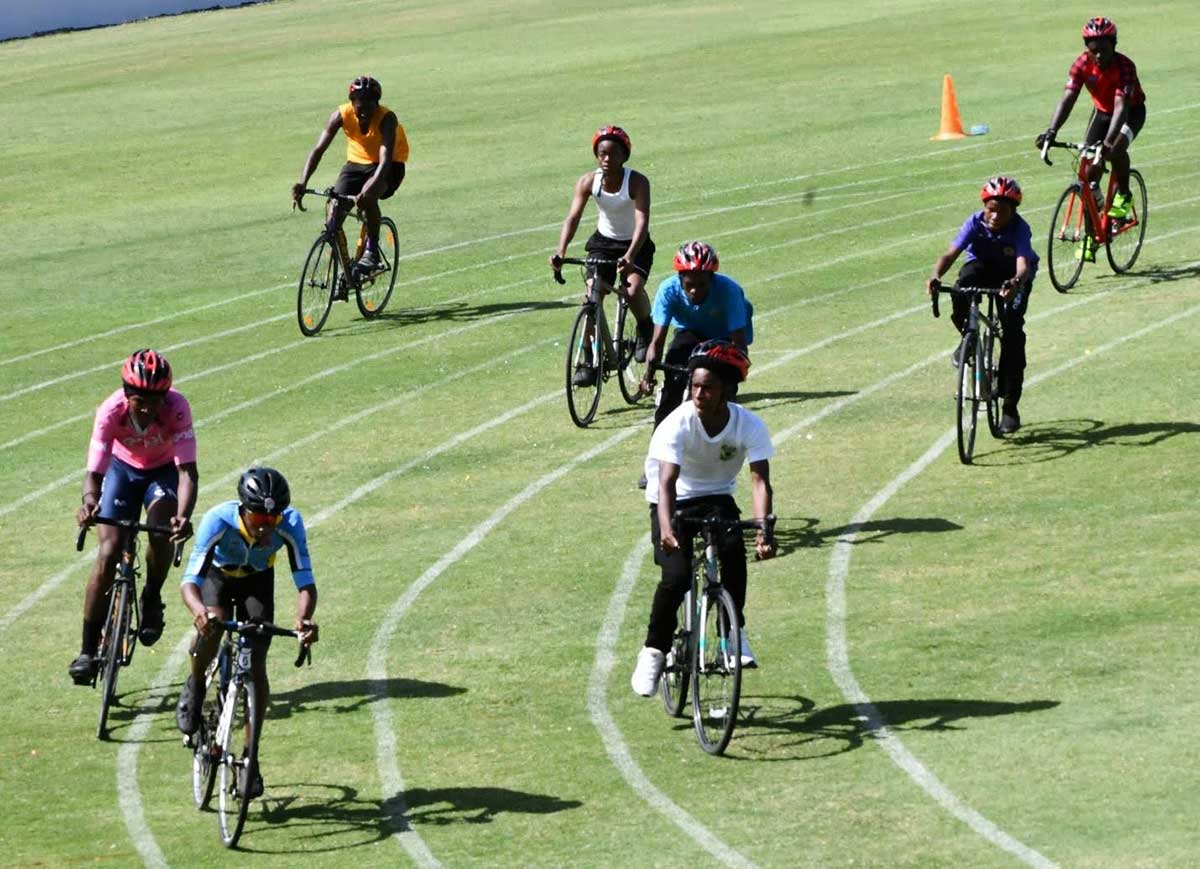Cyclists competing on the tracks