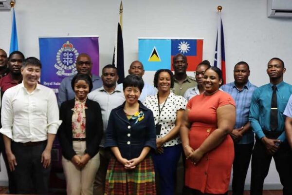 H.E. Nicole Su, Taiwan’s Ambassador to Saint Lucia, joins Dr. Mashama K. Sealy, Assistant Commissioner of Police for Corporate Services and Strategic Operations, Mr. Andres Chi, Mandarin teacher from the Taiwan Technical Mission (TTM) in Saint Lucia, participants from the Mandarin Course and other senior police officers.