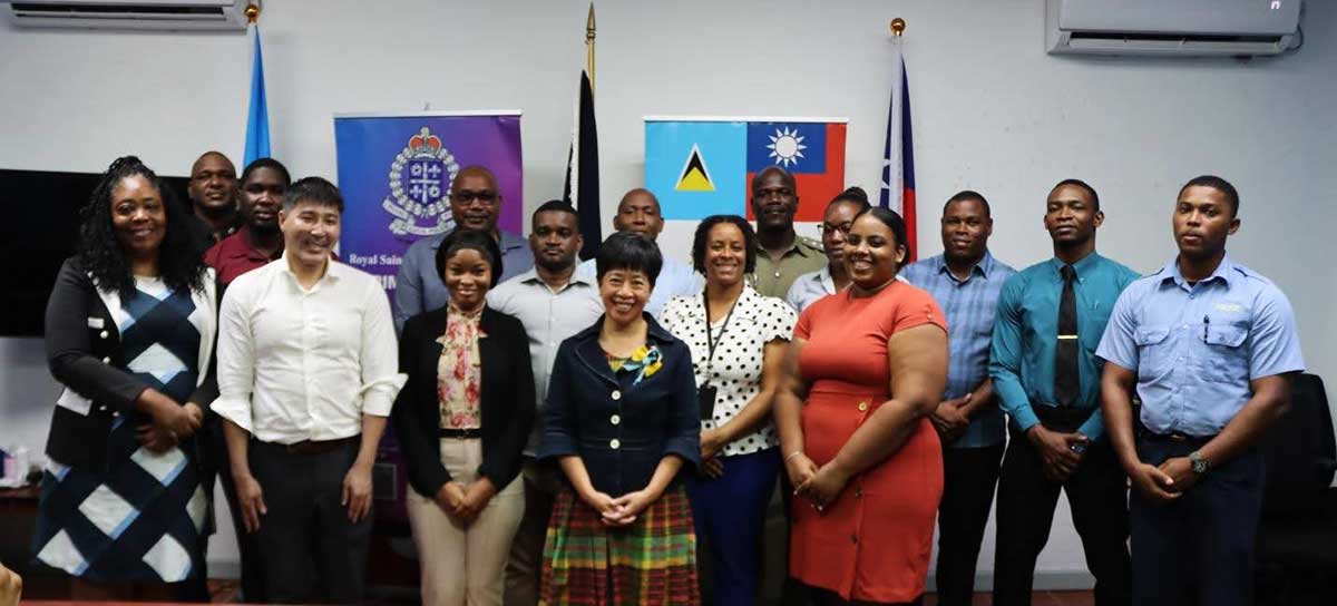 H.E. Nicole Su, Taiwan’s Ambassador to Saint Lucia, joins Dr. Mashama K. Sealy, Assistant Commissioner of Police for Corporate Services and Strategic Operations, Mr. Andres Chi, Mandarin teacher from the Taiwan Technical Mission (TTM) in Saint Lucia, participants from the Mandarin Course and other senior police officers. 