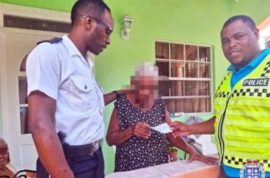 Canaries police officers present vouchers to elderly women in the community [Photo credit: RSLPF]