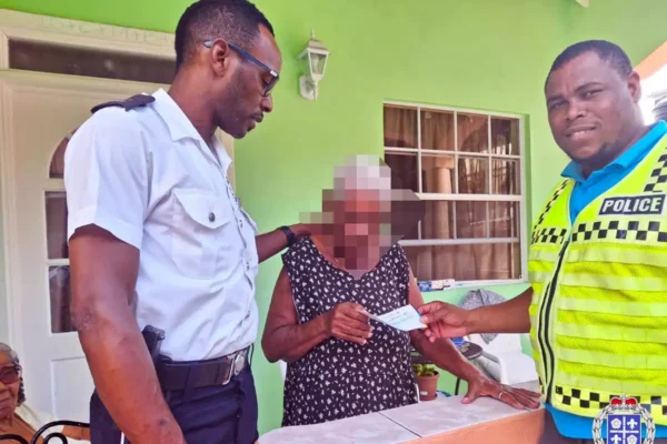 Canaries police officers present vouchers to elderly women in the community [Photo credit: RSLPF]