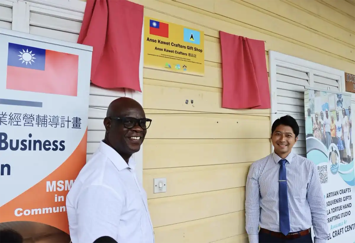 Mr. Augustine Dominique, Executive Officer of the Laborie Development Foundation, and Mr. Daniel Lee, Chief of the Taiwan Technical Mission (TTM) in Saint Lucia, unveiling the plaque for the Anse Kawet Crafters Gift Shop.