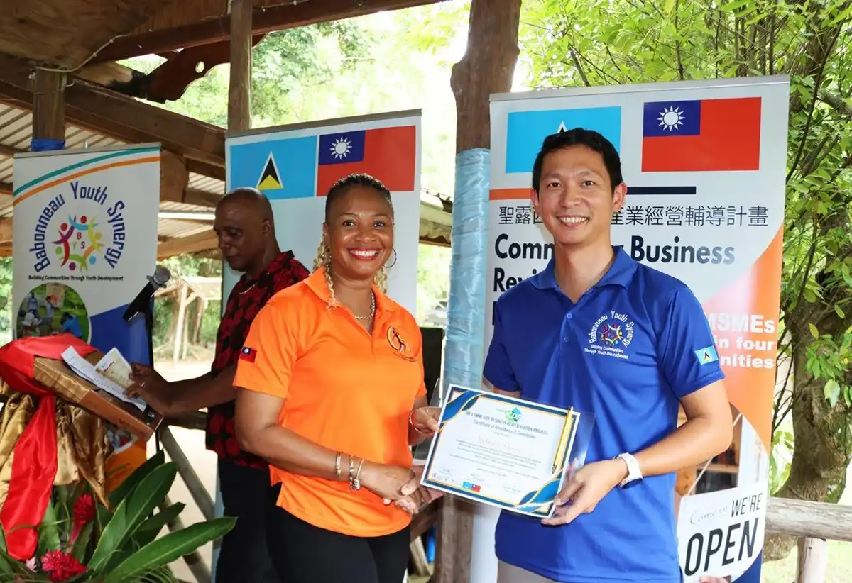 Mr. Louis Tsou, Project Manager for the Community Business Revitalization Project at the Taiwan Technical Mission (TTM) in Saint Lucia, presents a certificate to one of the workshop participants.