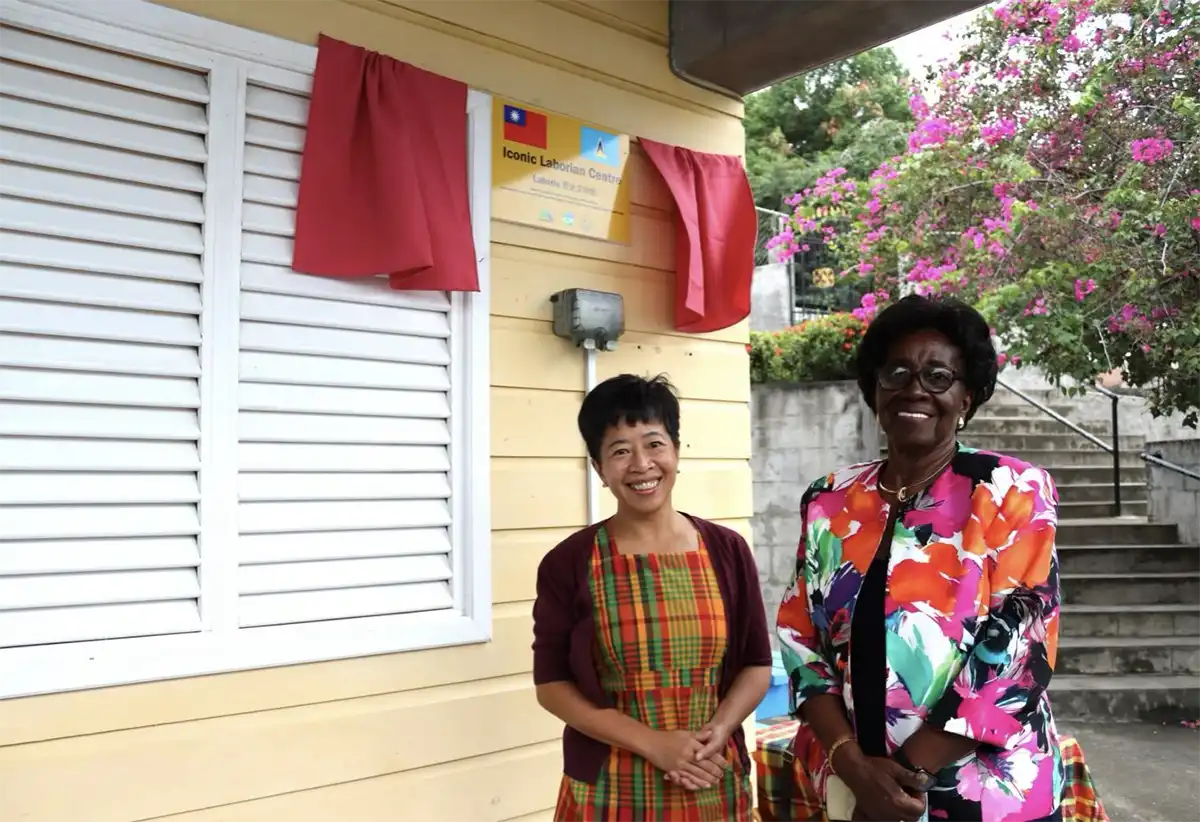 H.E. Nicole Su, Taiwan’s Ambassador to Saint Lucia, joins H.E. Dame Pearlette Louisy, Governor General Emerita, for the unveiling of the plaque for the newly-refurbished Iconic Laborian Centre.